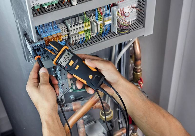 Мастер диагностирует проводку