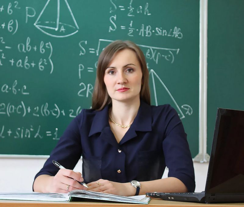 Учитель сидит перед доской