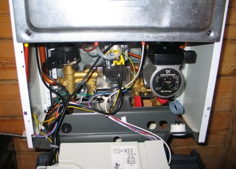 Газовую колонку Baxi ремонтирует газовщик