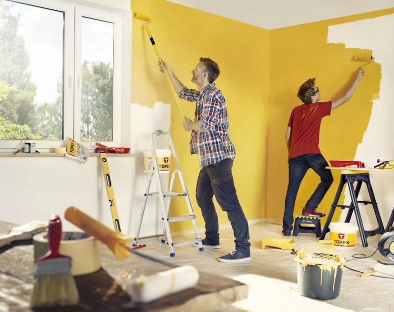 Маляры красят стену